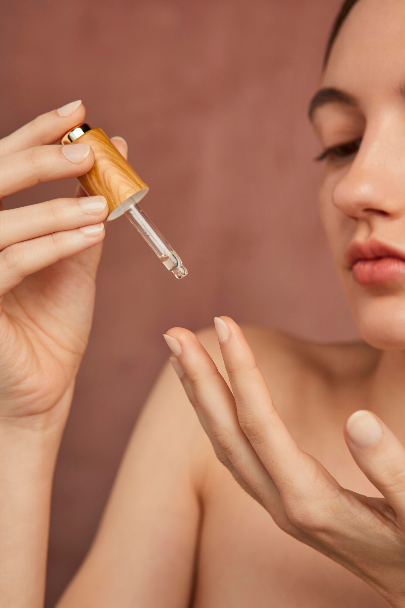 cerrar mujer sosteniendo suero_23 2148888235