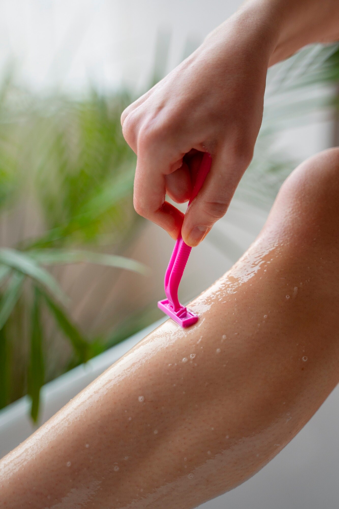 mujer joven preparandose afeitarse cuerpo_23 2150162851